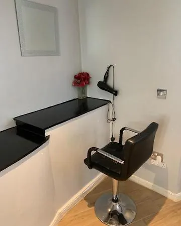 Studio Apartment - Entire Lower Ground Floor - Only 7 Mins Walk Kings Cross St Pancras Station London Exterior photo