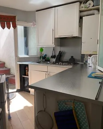 Studio Apartment - Entire Lower Ground Floor - Only 7 Mins Walk Kings Cross St Pancras Station London Exterior photo