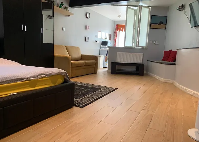 Studio Apartment - Entire Lower Ground Floor - Only 7 Mins Walk Kings Cross St Pancras Station